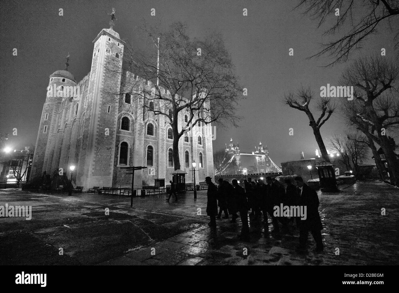 US-Verteidigungsminister Leon Panetta und seine Mitarbeiter gehen über den Hof an der Tower of London an einem regnerischen Abend 18. Januar 2013 in London, England, UK. Panetta ist auf eine sechs-Tage-Reise nach Europa, Führer und US-Truppen zu treffen. Stockfoto
