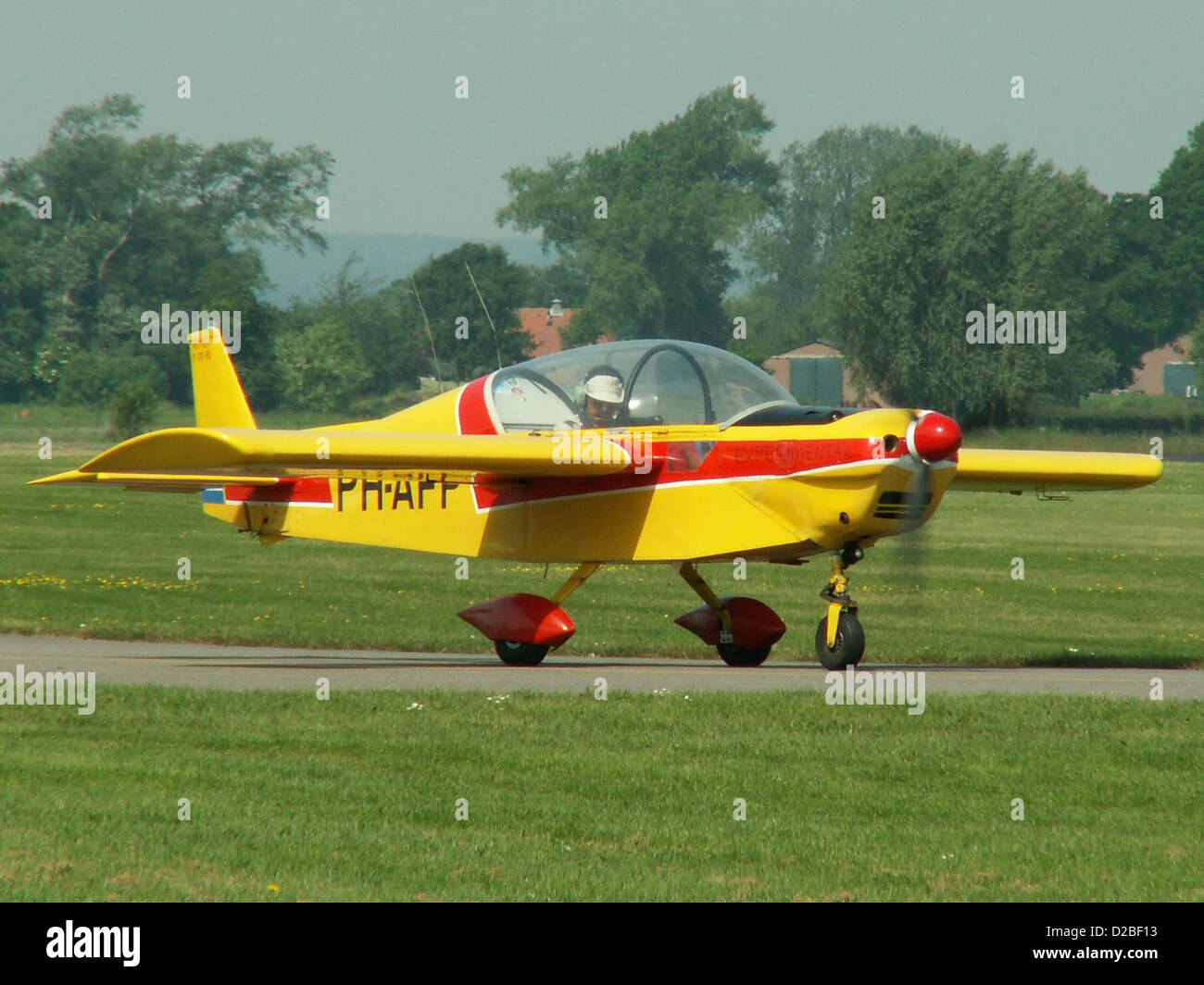 Die Pottier P 170 S PH-AFP ist ein leichtes, einmotoriges Flugzeug, das für die persönliche Luftfahrt entwickelt wurde. Dieser Autogyro verfügt über einen Propeller, Kreiselkopterblätter und ein Heckklappensystem für verbesserte Manövrierfähigkeit. Es wird häufig für Freizeitflüge verwendet und bietet ein offenes Cockpit mit einem Schwerpunkt auf Einfachheit und Effizienz in kleinen Flugzeugen. Stockfoto