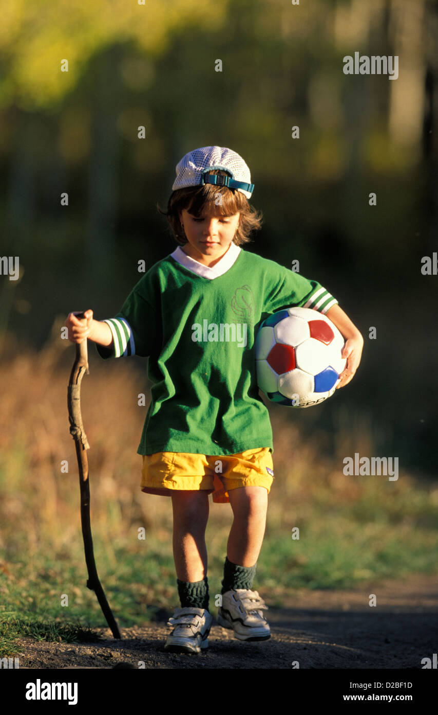 Colorado, obere Schleife. Junge Mädchen (4-8 Jahre) mit Fußball und Spazierstock wandern. Stockfoto