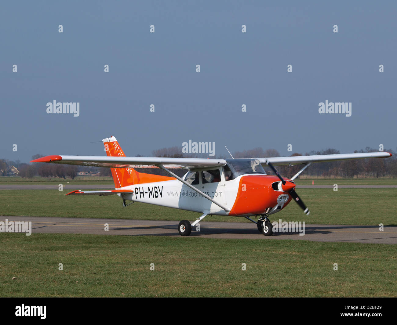 PH-MBV ist eine Reims F172N Skyhawk 100, ein einmotoriges Leichtflugzeug, das für Training und Privatflüge beliebt ist. Dieses Modell ist mit einem Propeller ausgestattet und verfügt über ein klassisches Design, das sowohl für die Freizeit- als auch für die Geschäftsluftfahrt verwendet wird. Das Flugzeug ist Teil der Sammlung von Oldtimer-Flugzeugen auf einem Flugplatz oder Museum. Stockfoto