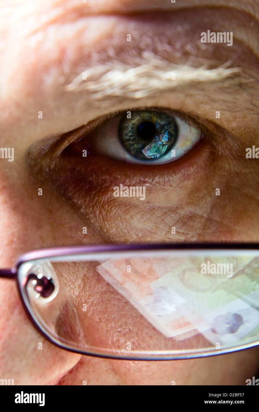 Auge der Geschäftsmann, natürliche Reflexion in Augen und Brille Stockfoto
