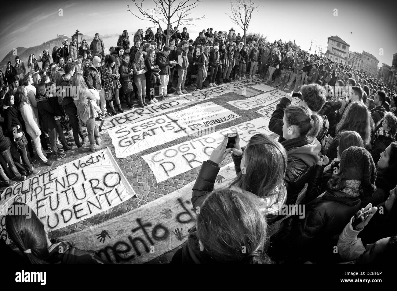 24. November 2012 - Arona (NO)-Italien - Protestmarsch der Studierenden zu Gunsten der öffentlichen Schule Stockfoto