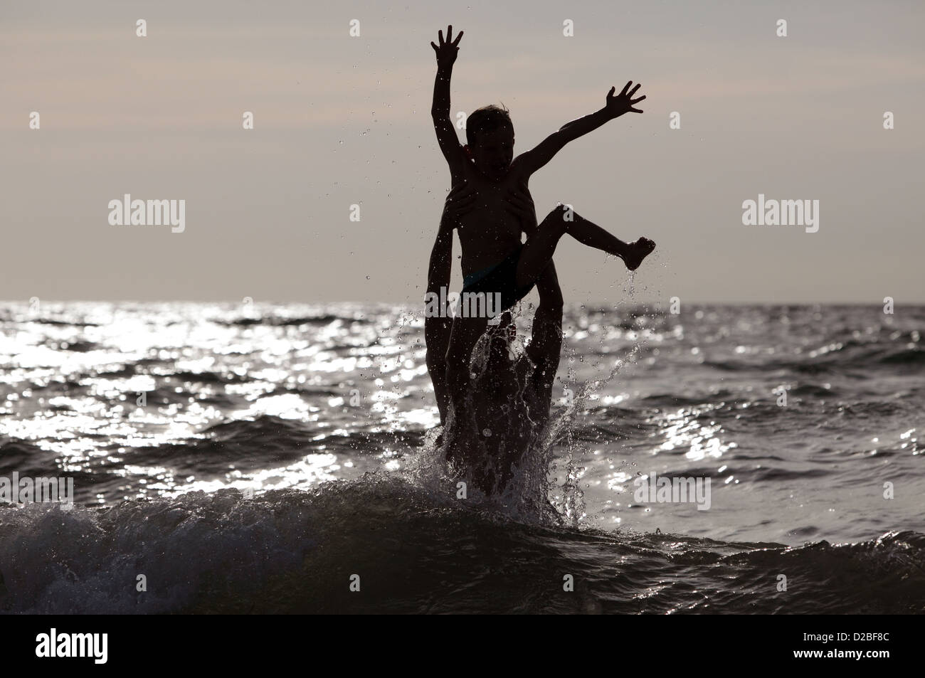 Kägsdorf, Deutschland, Silhouette, Mann und Kind toben im Meer Stockfoto