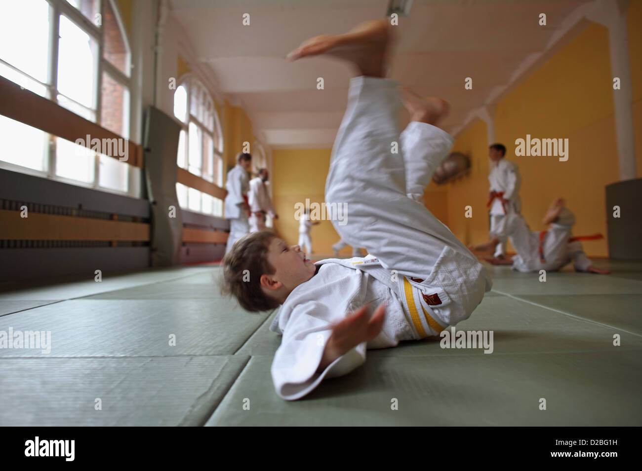 Berlin, Deutschland, junge hat ein Rueckwaertsrolle in einem Judo-Kurs Stockfoto