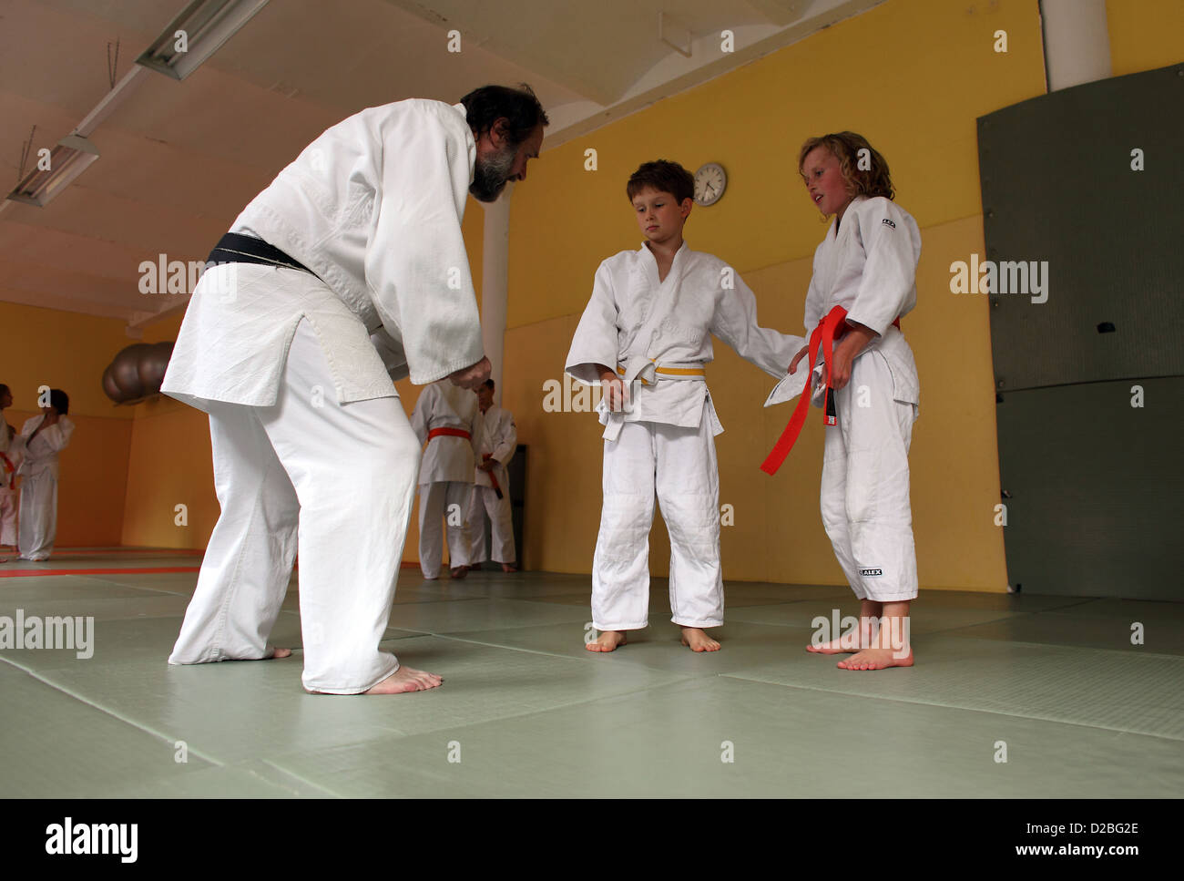 Berlin, Deutschland, Judo-Lehrer gibt seinen Schülern Anweisungen Stockfoto