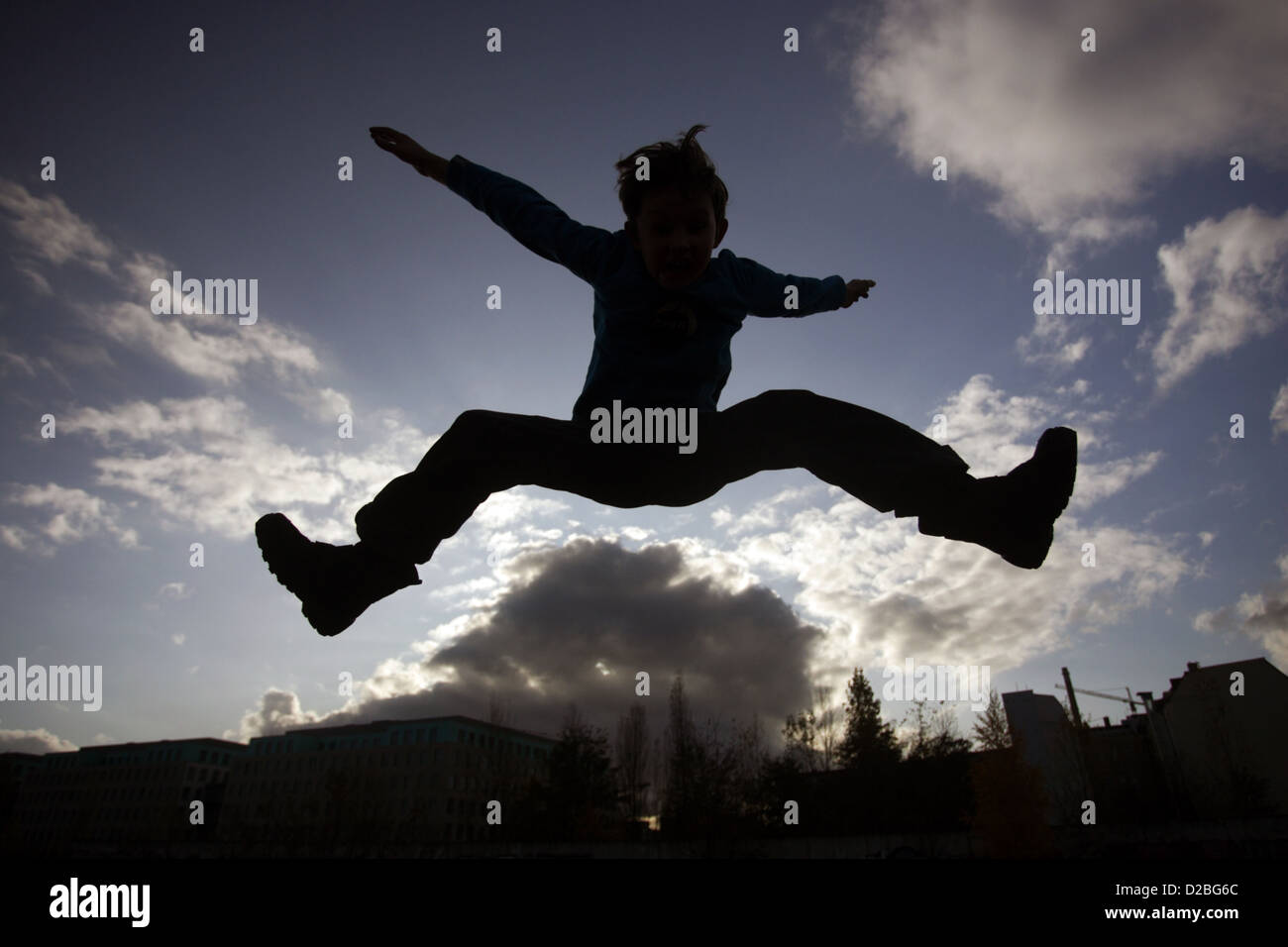 Berlin, Deutschland, Silhouette, junge macht den Spagat in der Luft Stockfoto