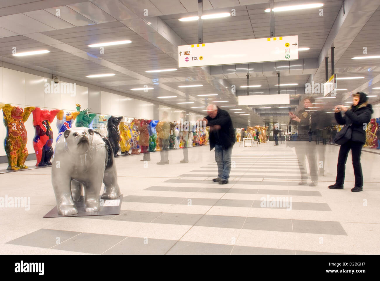 Berlin, Deutschland, Buddy Bears-Ausstellung in der Lobby des Berliner Hauptbahnhofs Stockfoto