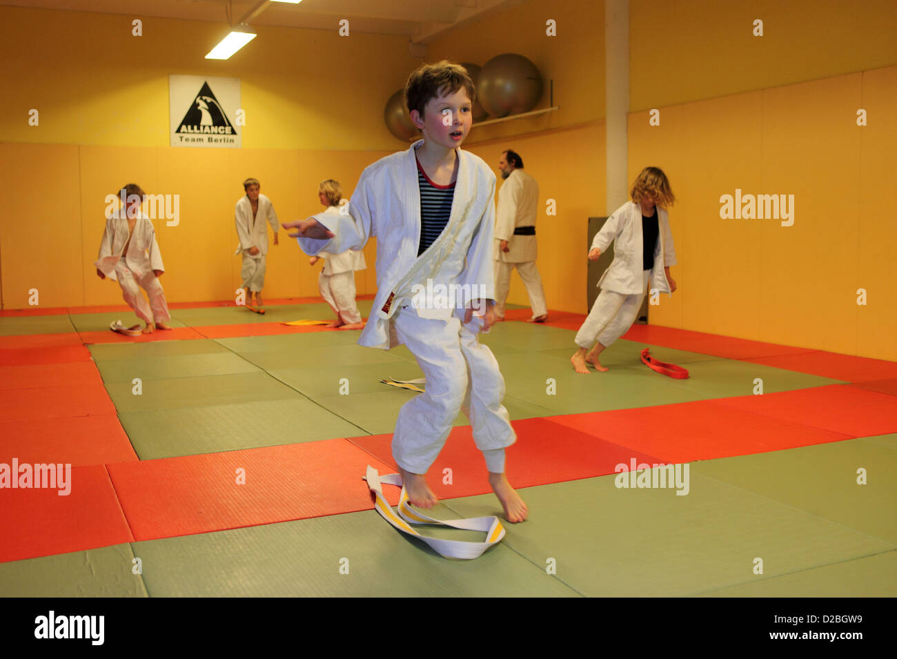 Berlin, Deutschland, Kinder in einem Judo-Kurs erwärmt Stockfoto