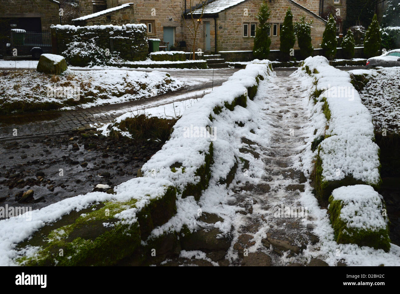 Die gut getragen Nut auf der Lastesel Brücke überspannt Wycoller Beck in der Ortschaft Wycoller in der Nähe von Bronte Weg im Winter Stockfoto