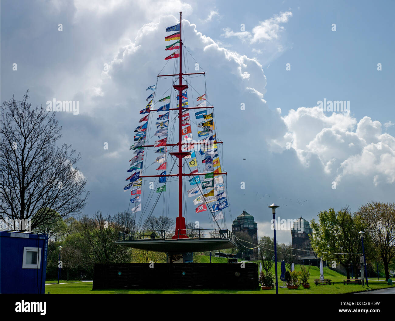 Fahnenmast mit Firma Fahnen auf Muehlenweide durch den Fluss Rhein, Duisburg, Deutschland Stockfoto