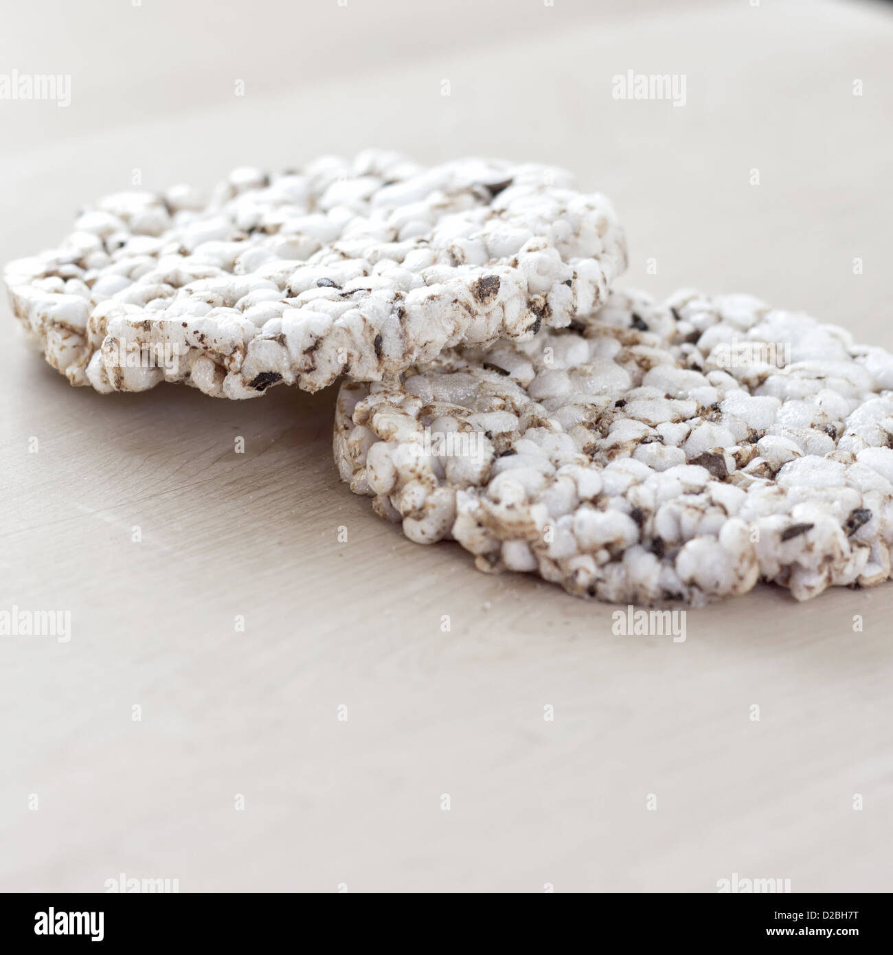 Bio Reiswaffeln auf Holztisch Stockfoto