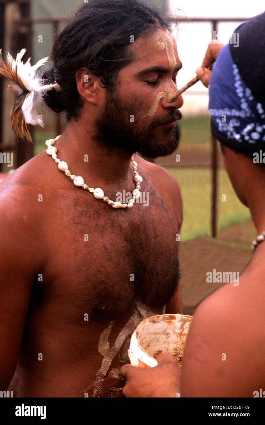 Osterinsel. Native Mann während Festival Tapati Rapa Nui In Banana Rennen antreten wird vorbereitet Stockfoto