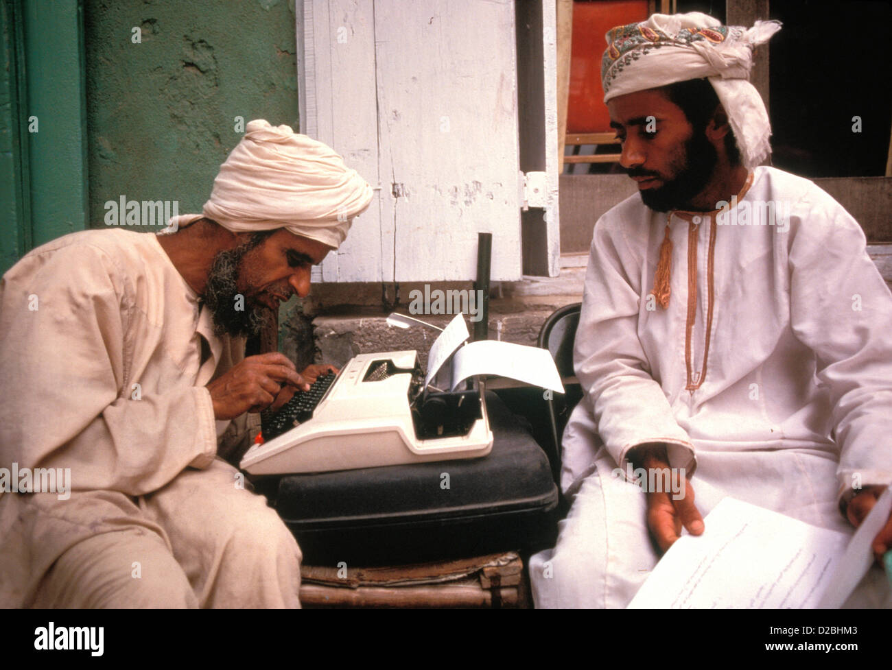 Sultanat von Oman, Maskat Souk. Arabische Schreiber an Schreibmaschine Stockfoto