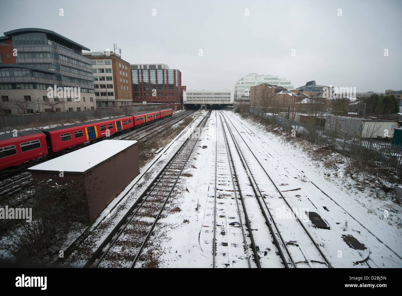 Süd-West-London. 19.01.13. Hauptlinie Zugverbindungen aus SW England durch Wimbledon Bahnhof ins Zentrum von London trotz Schnee laufen. Stockfoto