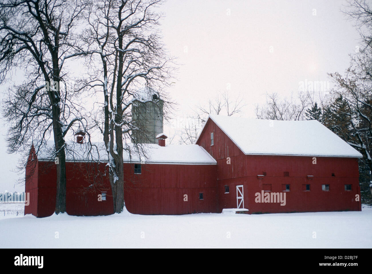 New York, Webster, Monroe County. Rote Scheune, bei Schneefall. Stockfoto