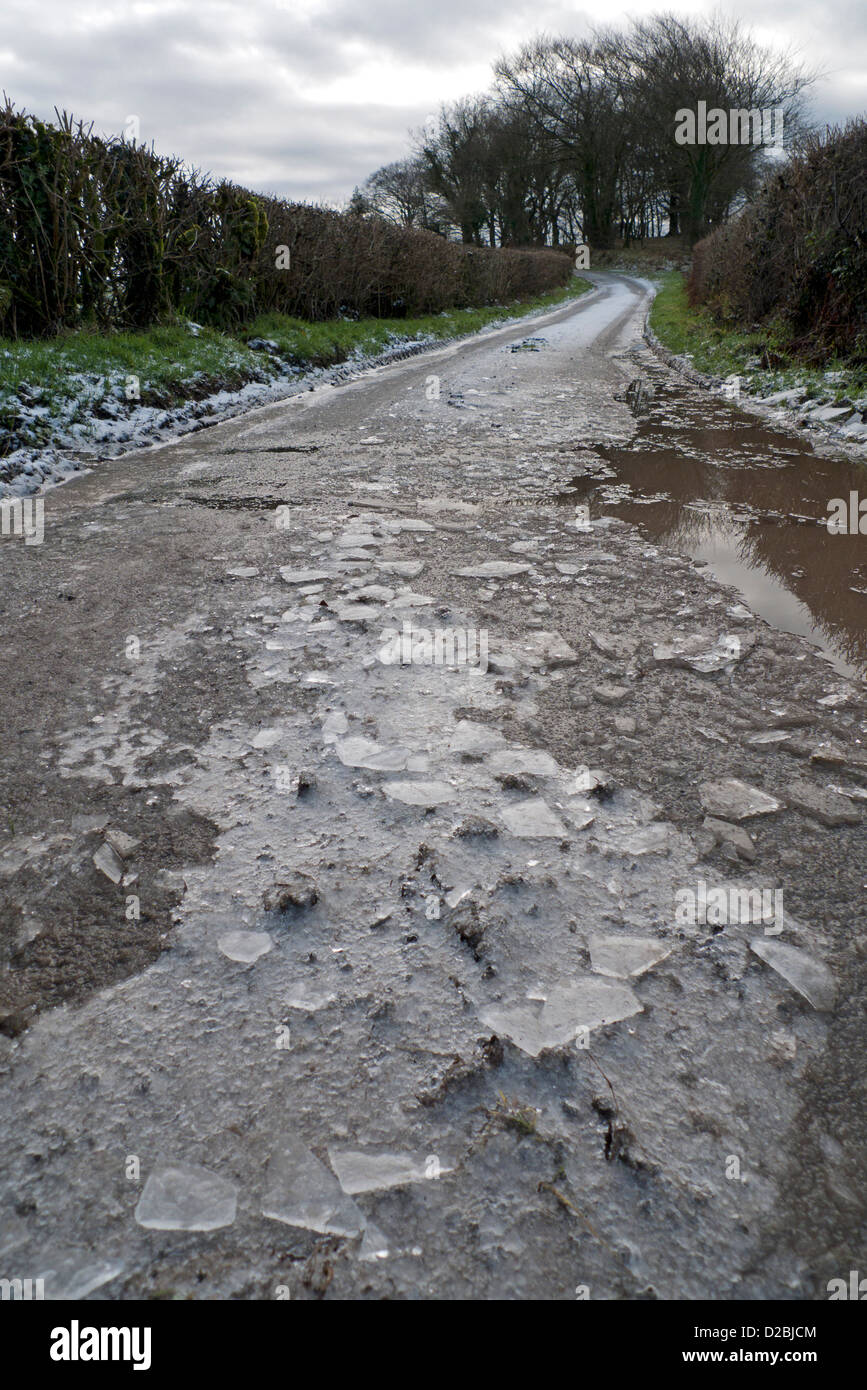Vereiste Straße im Winter im Llanwrda, Carmarthenshire, West Wales, UK Stockfoto