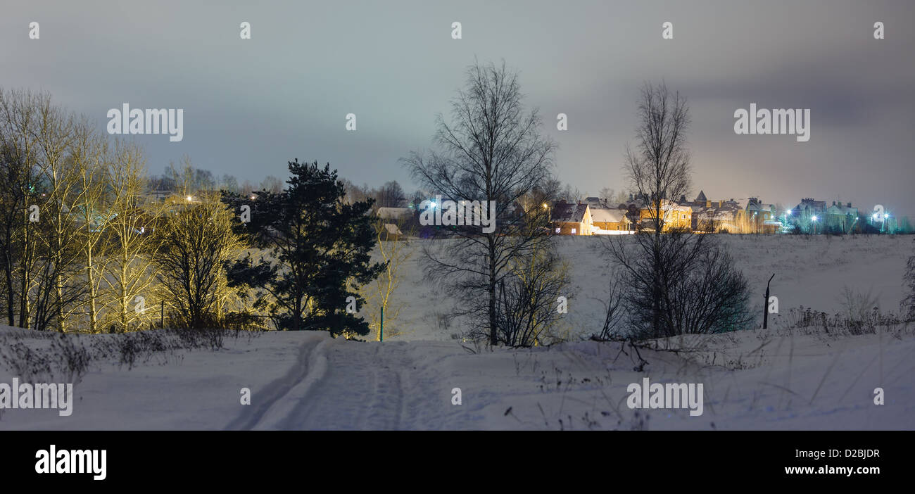Winterlandschaft in den Umgebungen von einer Landstadt Abend Stockfoto