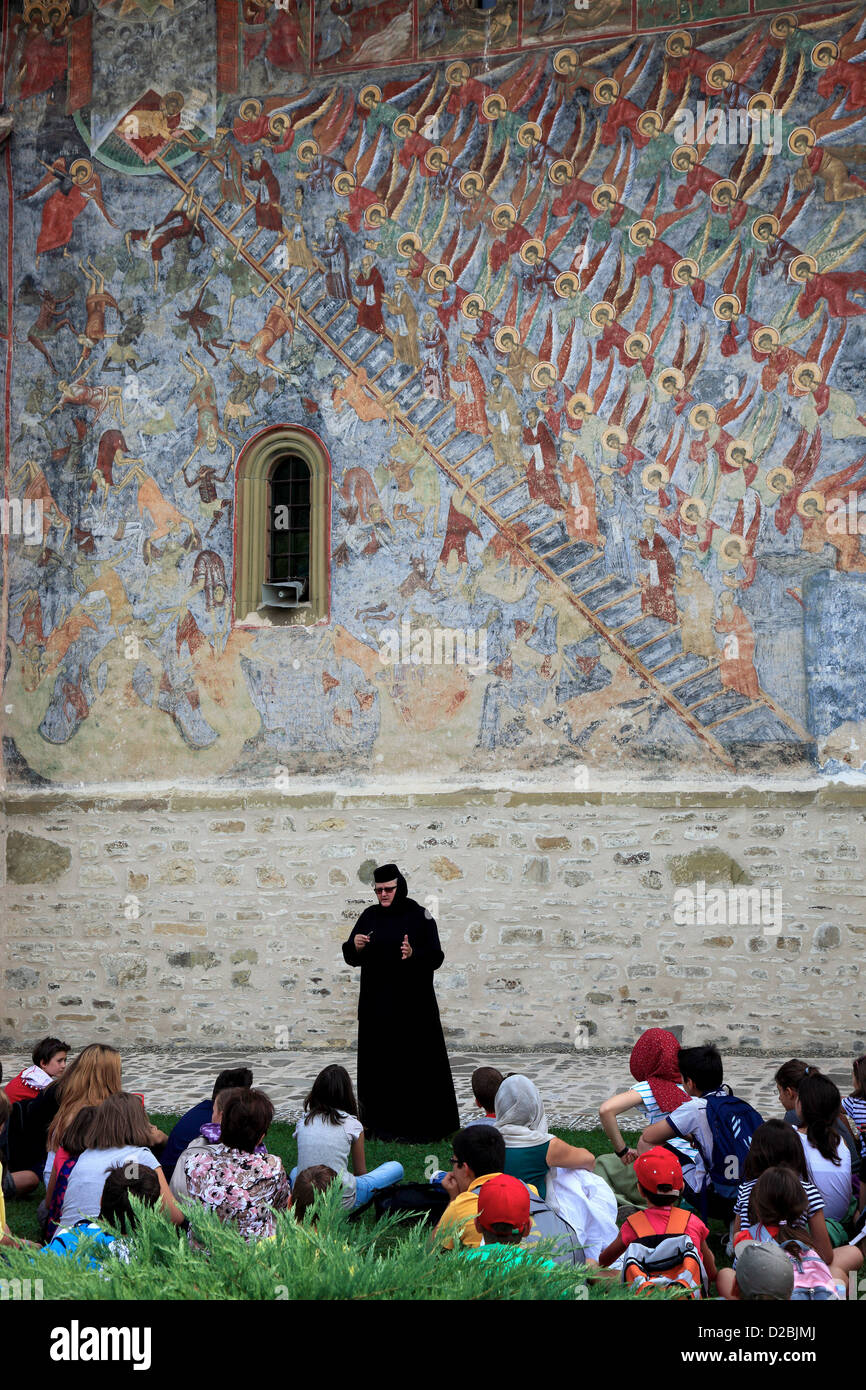 Eine Nonne erzählt die Jakobsleiter Gemälde an der Wand. Klosters Sucevita ist ein östliches orthodoxes Kloster befindet sich in der N Stockfoto