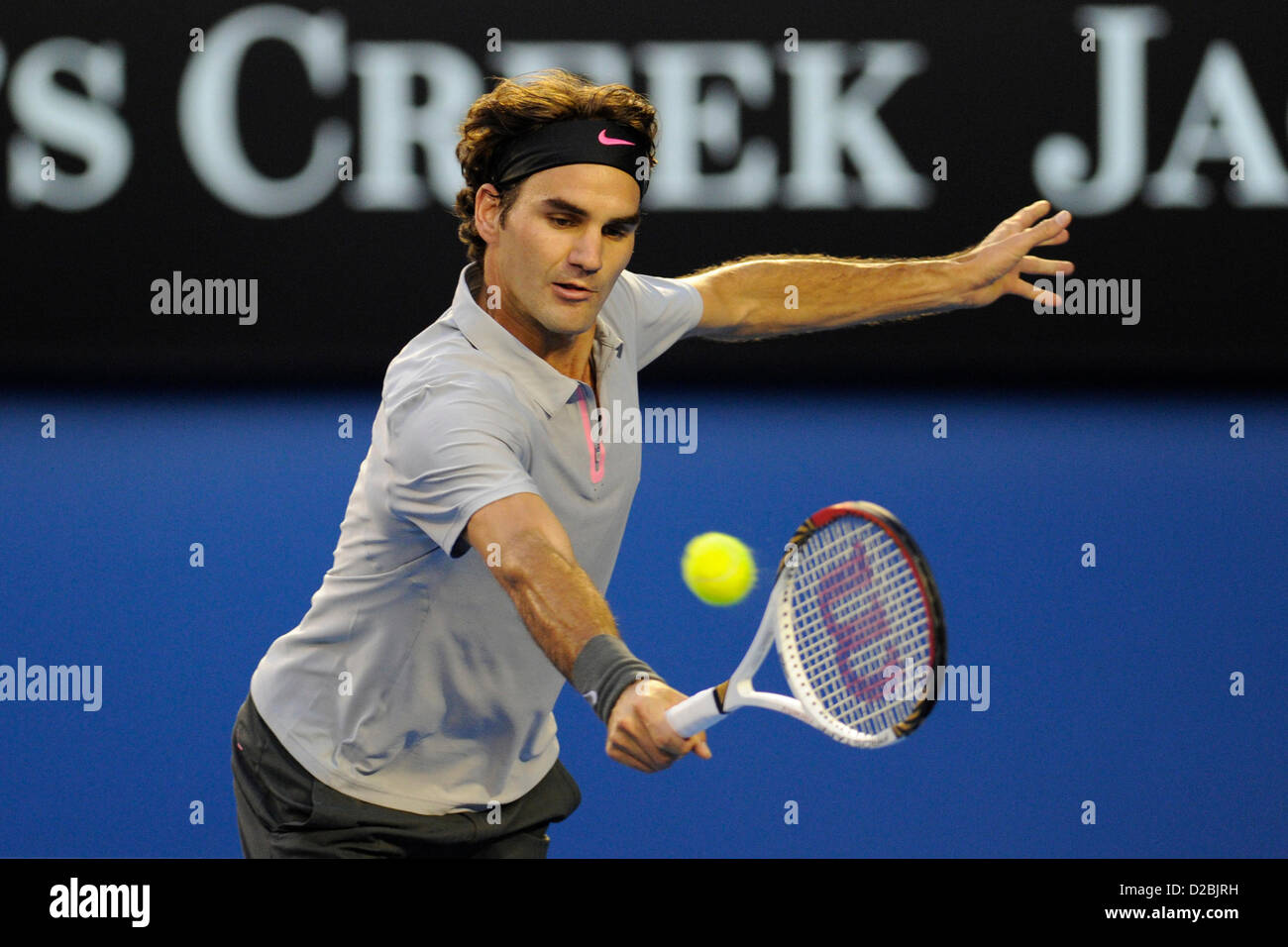 19. Januar 2013. Melbourne, Australien. Roger Federer der Schweiz kehrt ein Schuss in seinem Spiel am Tag sechs der Australian Open aus Melbourne Park. Stockfoto