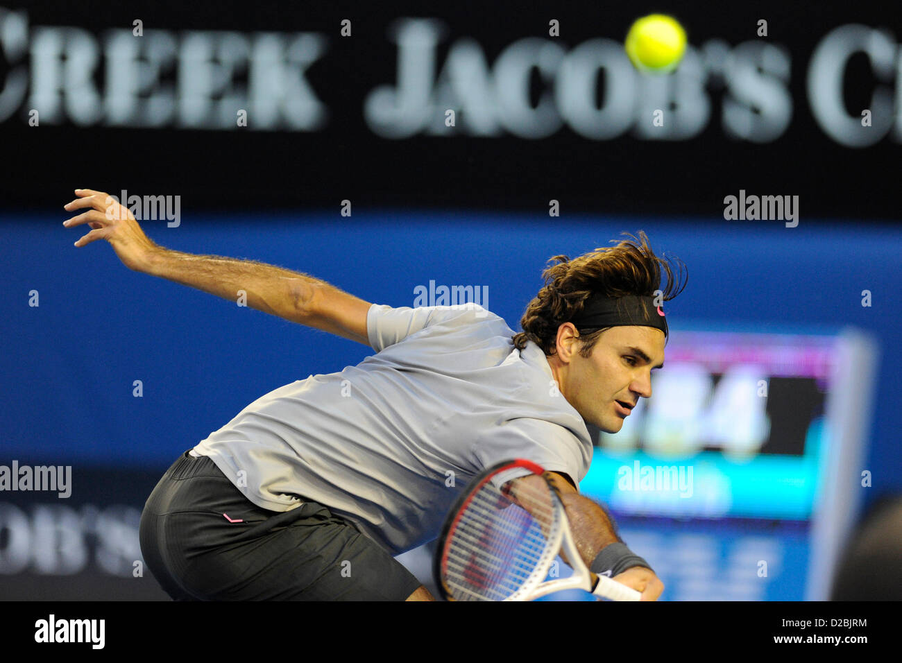19. Januar 2013. Melbourne, Australien. Roger Federer der Schweiz kehrt ein Schuss in seinem Spiel am Tag sechs der Australian Open aus Melbourne Park. Stockfoto