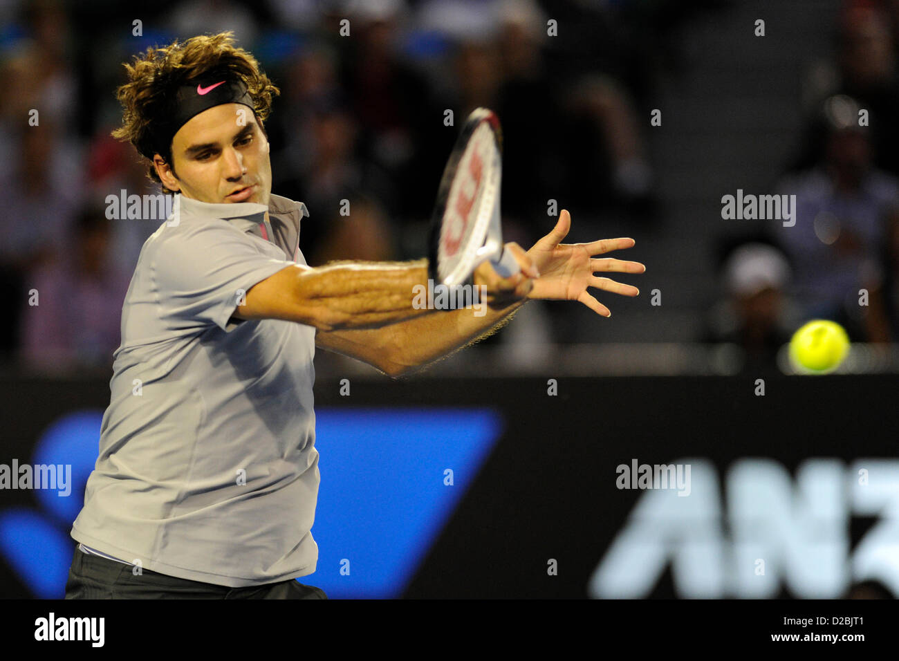 19. Januar 2013. Melbourne, Australien. Roger Federer der Schweiz trifft eine Rückkehr Schuss in seinem Spiel am Tag sechs der Australian Open aus Melbourne Park. Stockfoto
