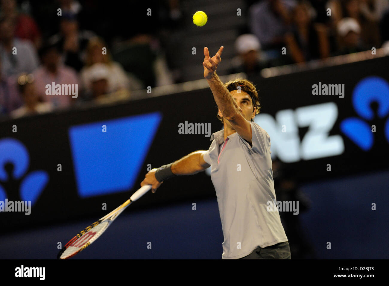 19. Januar 2013. Melbourne, Australien. Roger Federer der Schweiz bereitet sich in seinem Match am Tag sechs der Australian Open aus Melbourne Park dienen. Stockfoto