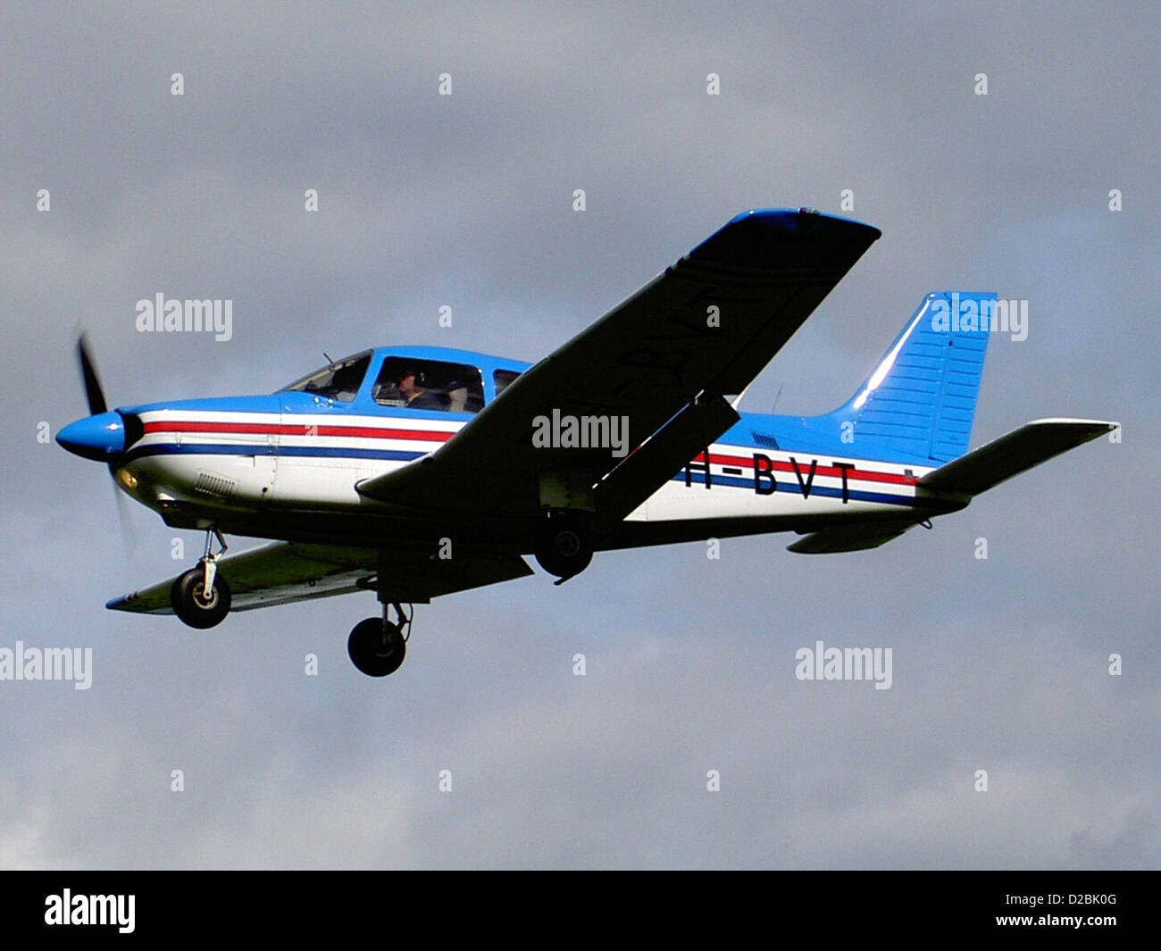 Die Piper PA-28-181 ist ein einmotoriges Leichtflugzeug, das sowohl für das Training als auch für den persönlichen Gebrauch konzipiert wurde. Bekannt für seine Zuverlässigkeit und einfache Bedienung, wird dieses Flugzeug häufig in Flugschulen für Pilotenausbildung verwendet. Mit seiner robusten Bauweise und den geringen Wartungsanforderungen ist der PA-28-181 eine beliebte Wahl bei Privatpiloten und Luftfahrtenenthusiasten im Freizeitflug. Stockfoto