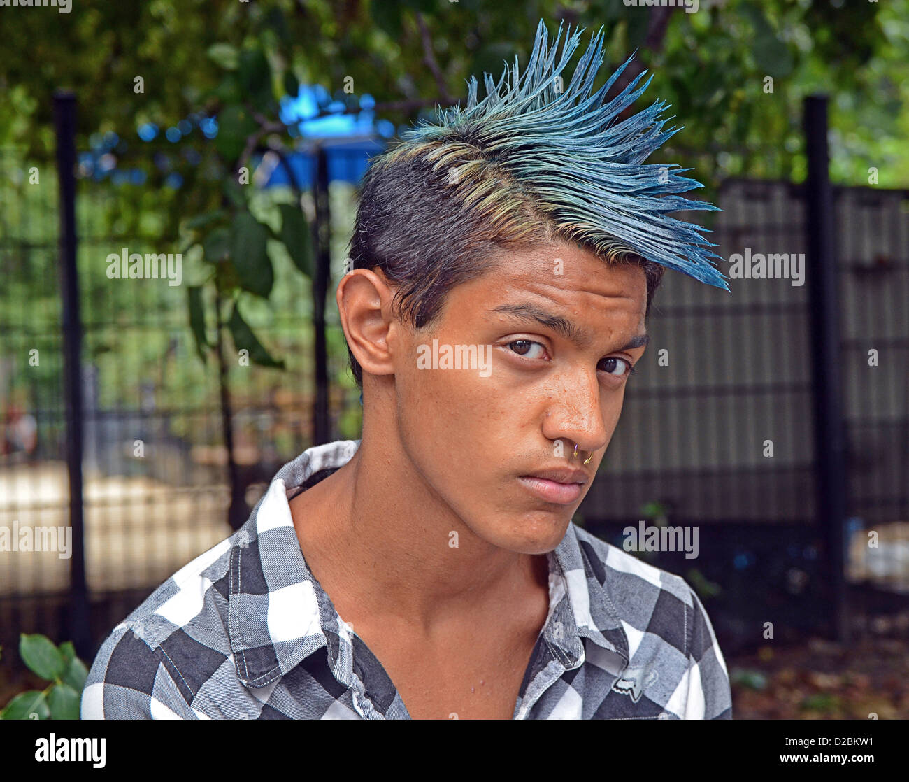 Porträt von Geno mit einem bunten Mohawk Haarschnitt fotografiert in Union Square Park in New York City. Stockfoto