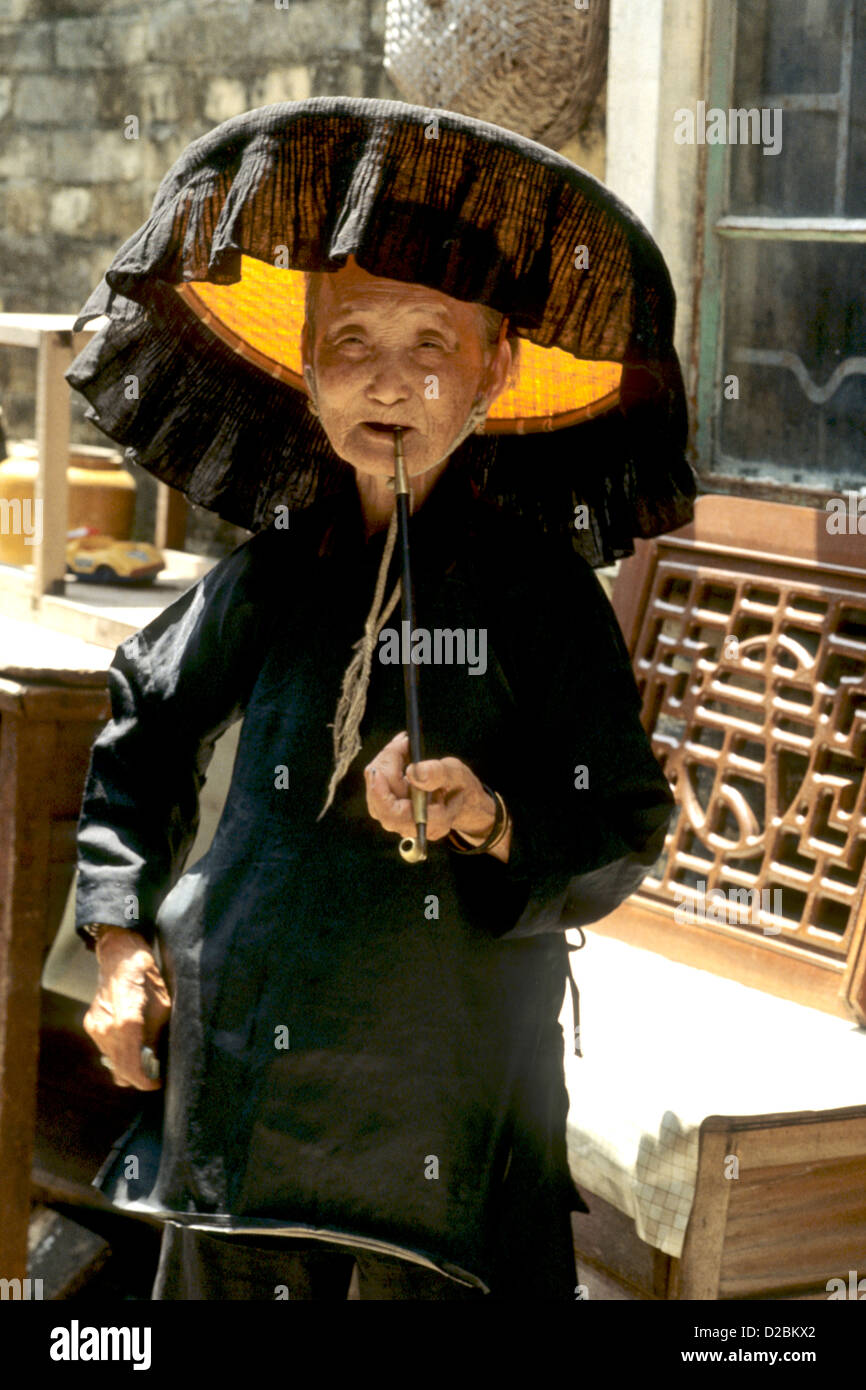 Hongkong, ummauerte Stadt Kam Tin. Hakka Frau mit Rohr Stockfoto