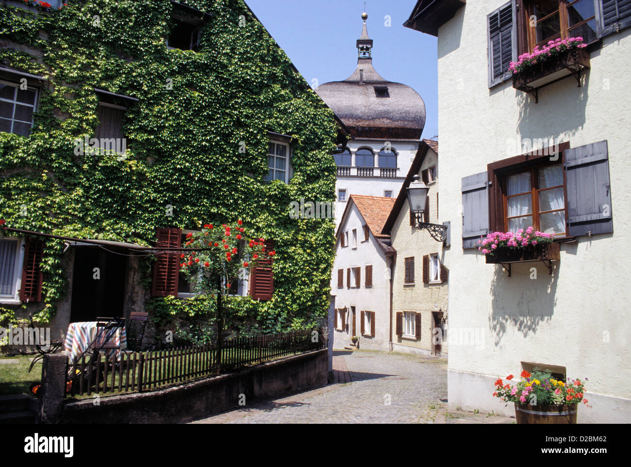 Österreich, Bregenz, Oberstadt. Straßenszene mit St. Martins Turm im Hintergrund. Stockfoto