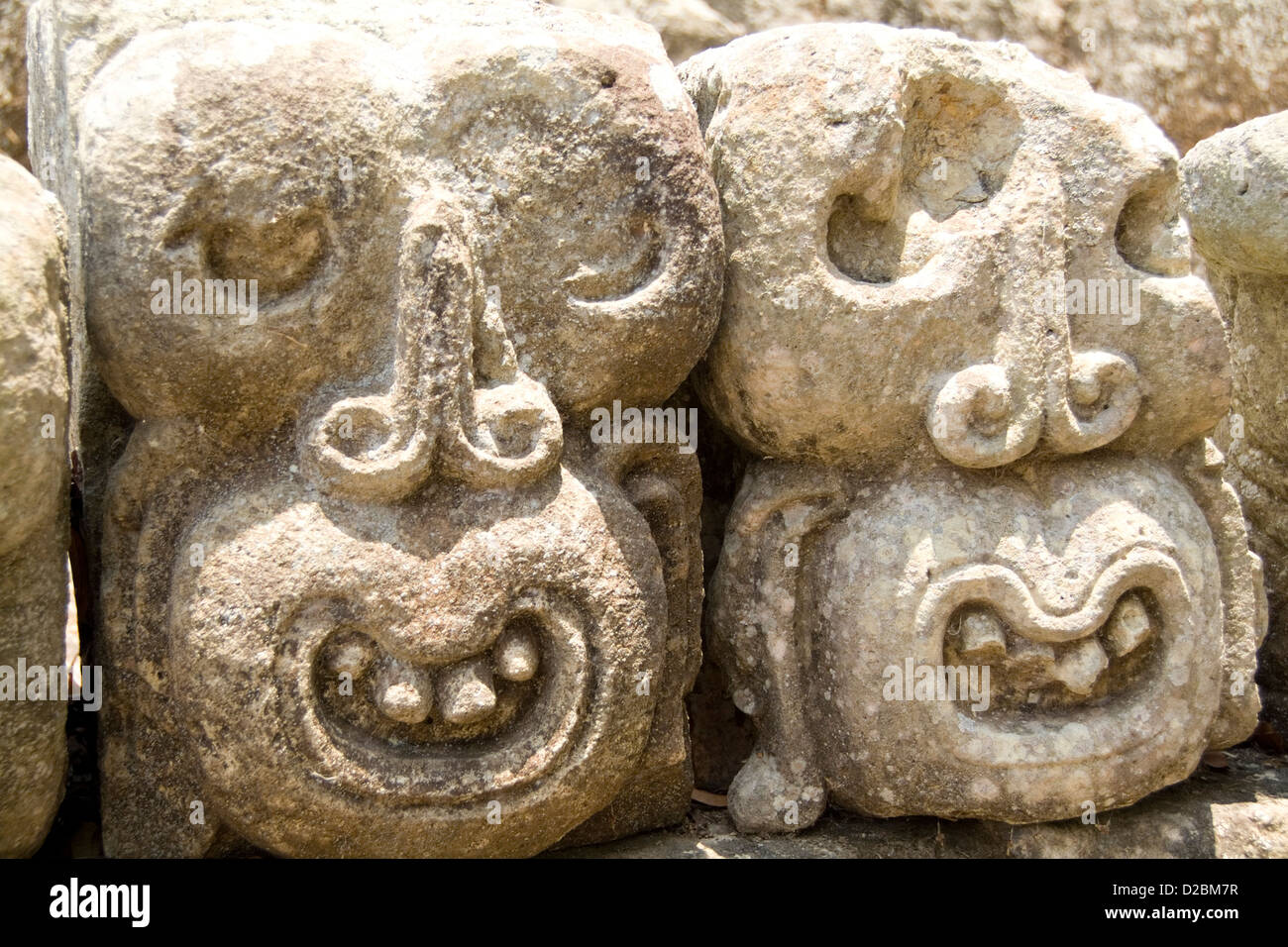 Guatemala, Copan. Maya-Ruinen. Steinerne Skulpturen geschnitzt Stockfoto