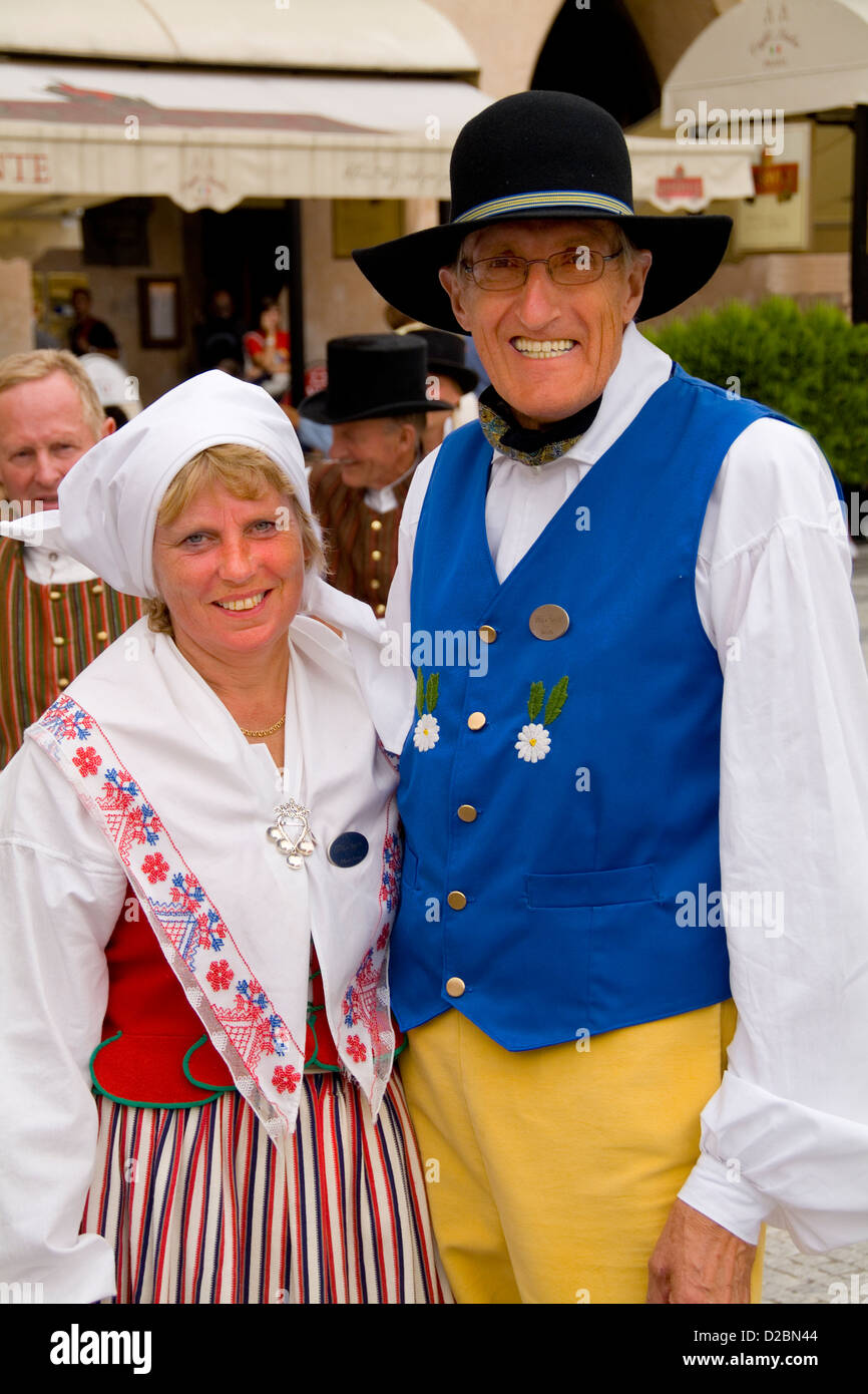Nahaufnahme von Menschen In traditioneller Kleidung In der Altstadt von  Prag In der Tschechischen Republik Stockfotografie - Alamy