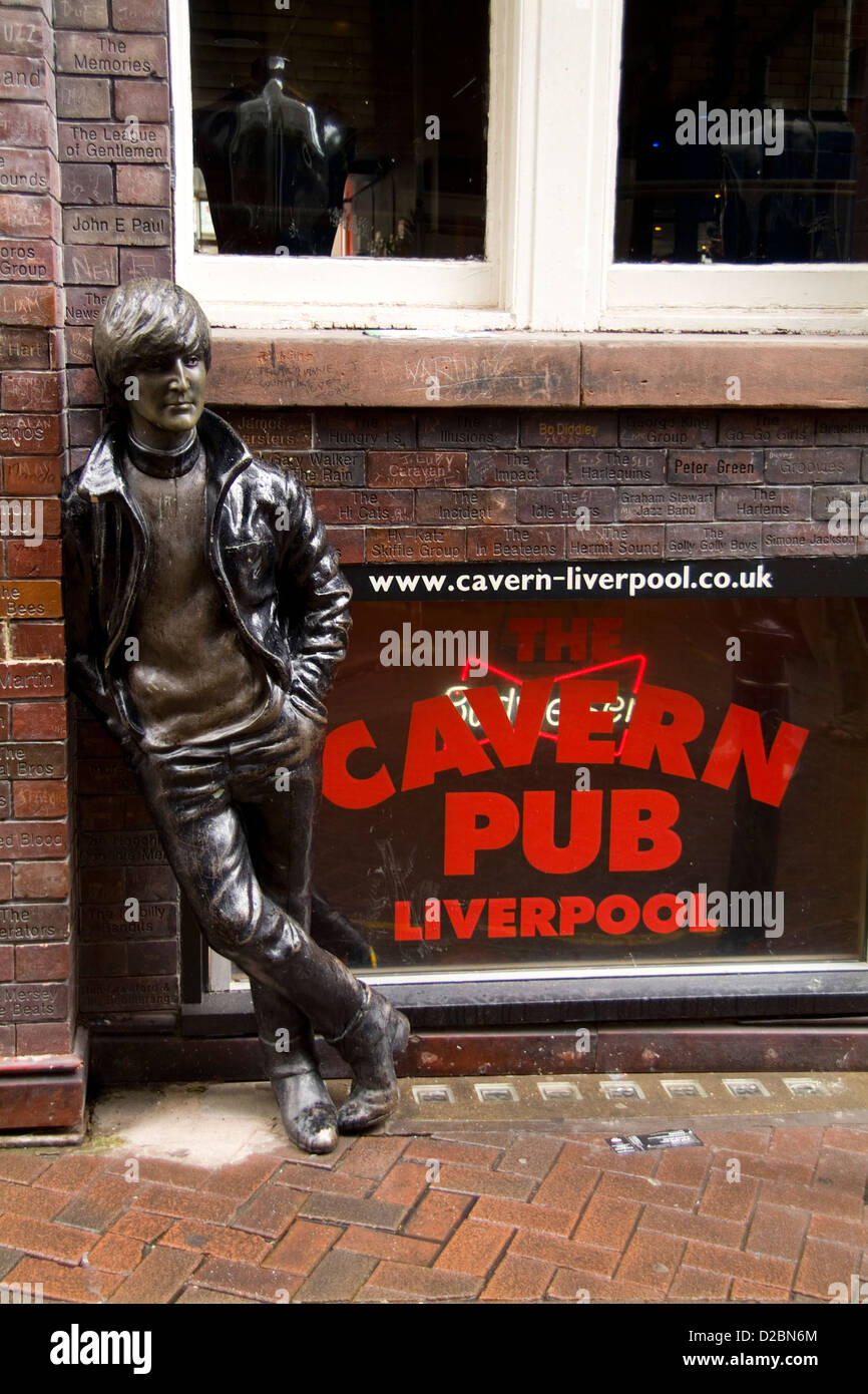 Die John Lennon-Statue. U-die Höhle In Liverpool, England, wo die Beatles angefangen und 247 mal gespielt Stockfoto