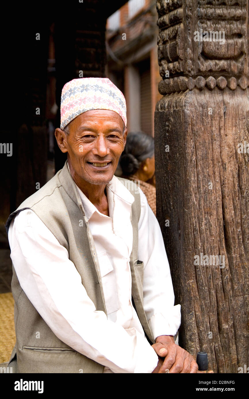 Mann im Dorf von Bhaktapur, einer Stadt in der Nähe von Kathmandu-Nepal Stockfoto