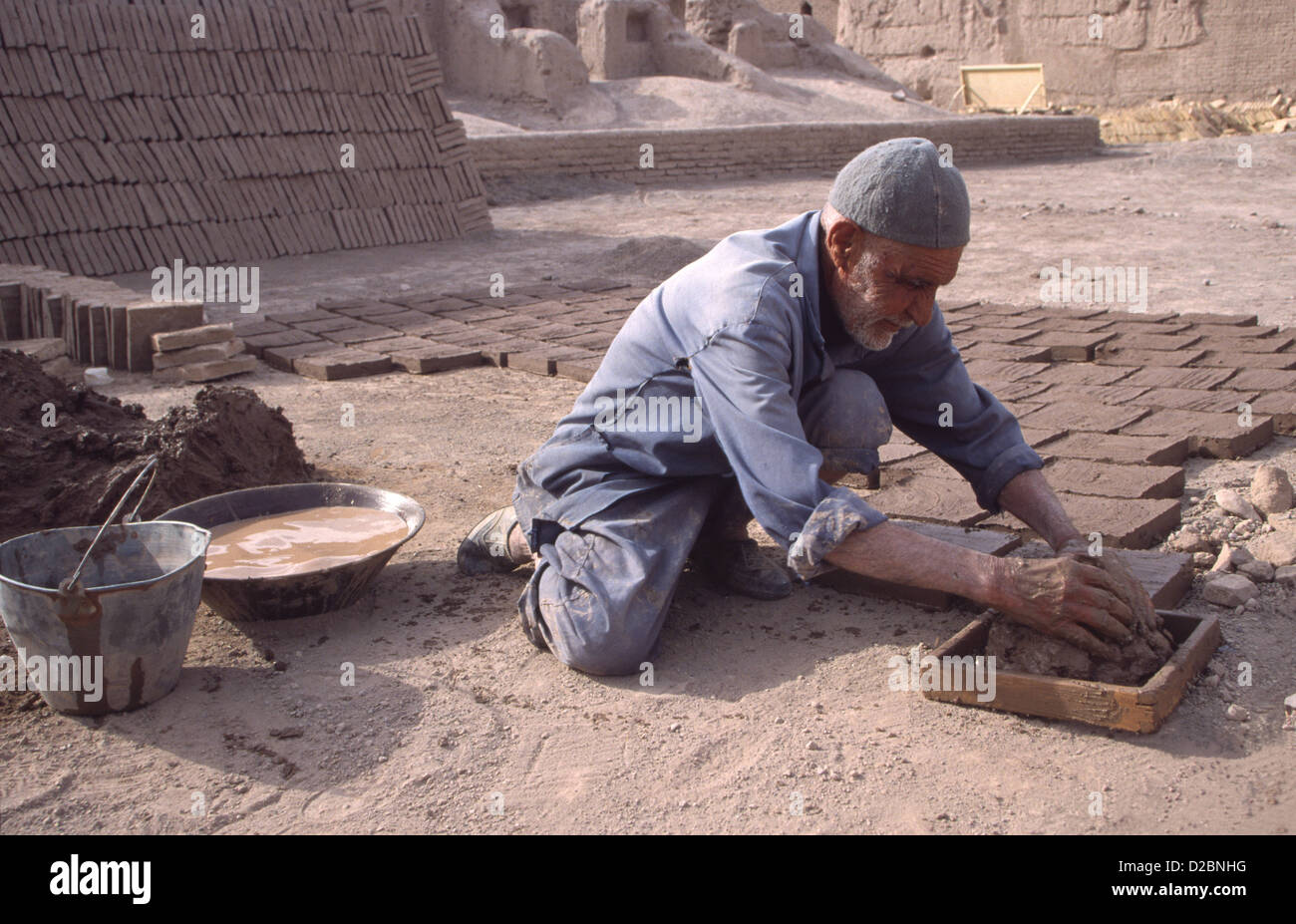 Männer machen Schlammziegel von Hand vor dem Erdbeben 2003 ARG-e-Bam, Iran Stockfoto