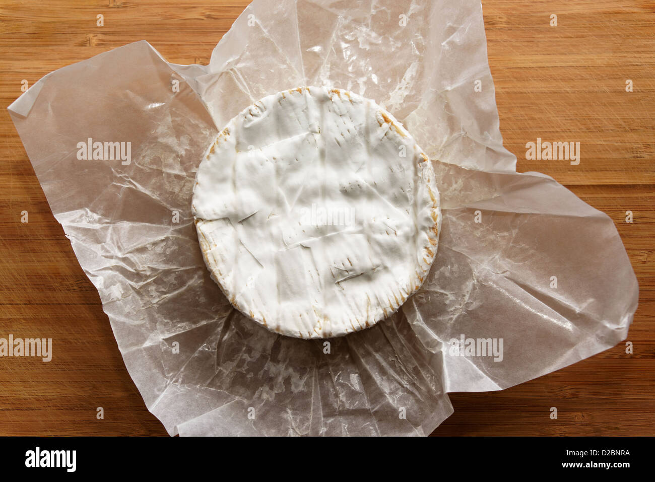 Camembert Käse auf einem Holzbrett Stockfoto