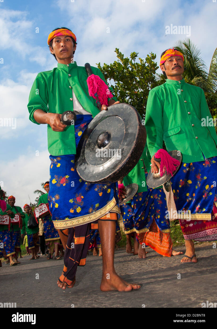 Man spielt Gamelan während einer Hochzeit Parade, Mataram, Insel Lombok, Indonesien Stockfoto