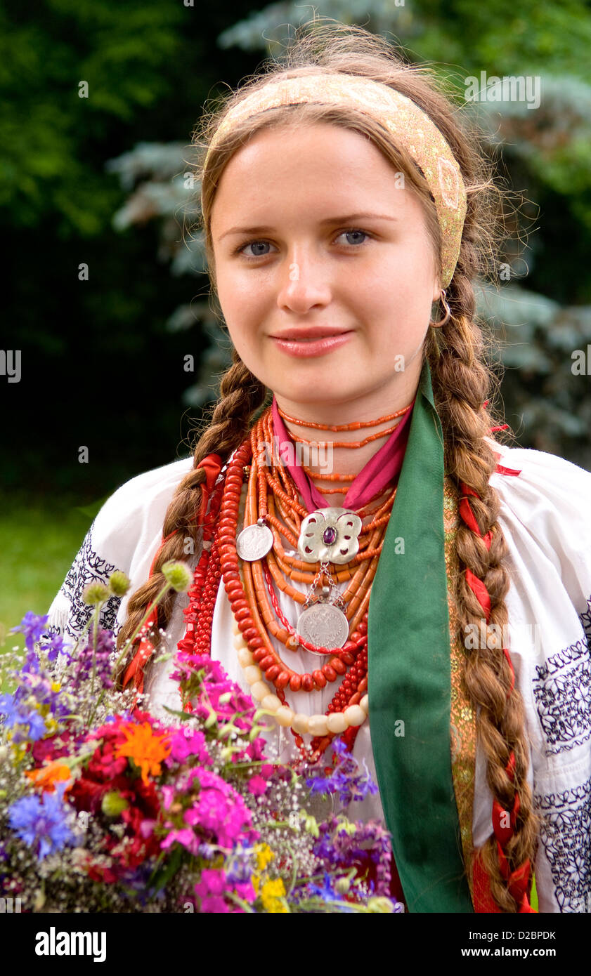 Frau In traditioneller Kleidung In Kiew, Ukraine Stockfotografie Alamy