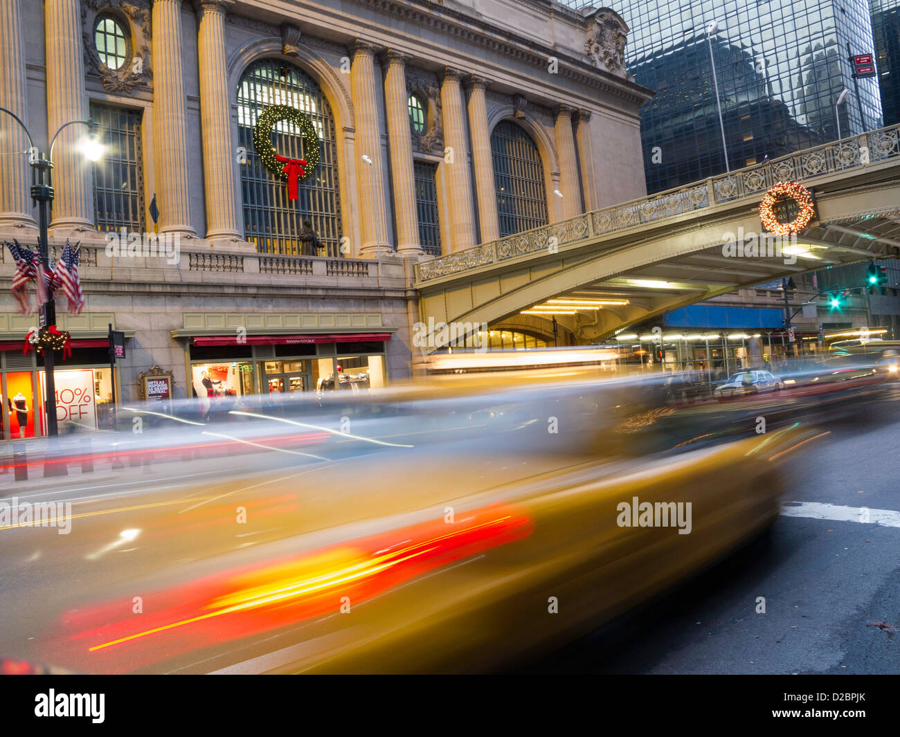 Rasenden Taxis an der 42nd St., Eingang Grand Central Terminal, in den Ferien NYC Stockfoto