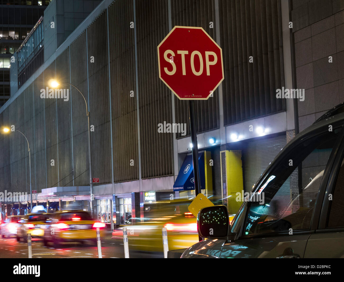 Stop-Schild, sechste und eine halbe Avenue und 54th Street, NYC Stockfoto