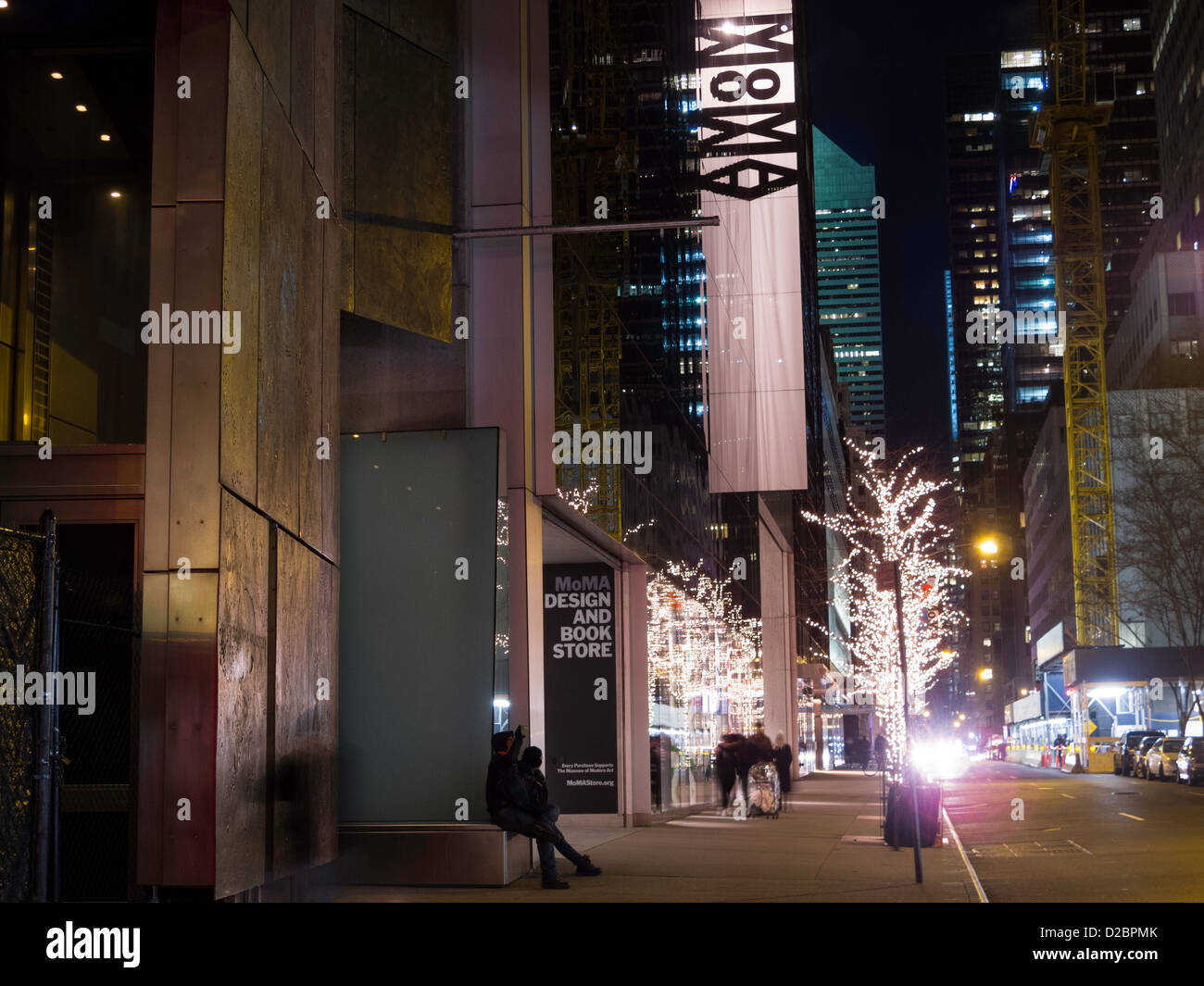 Museum für moderne Kunst außen in der Nacht, NYC Stockfoto