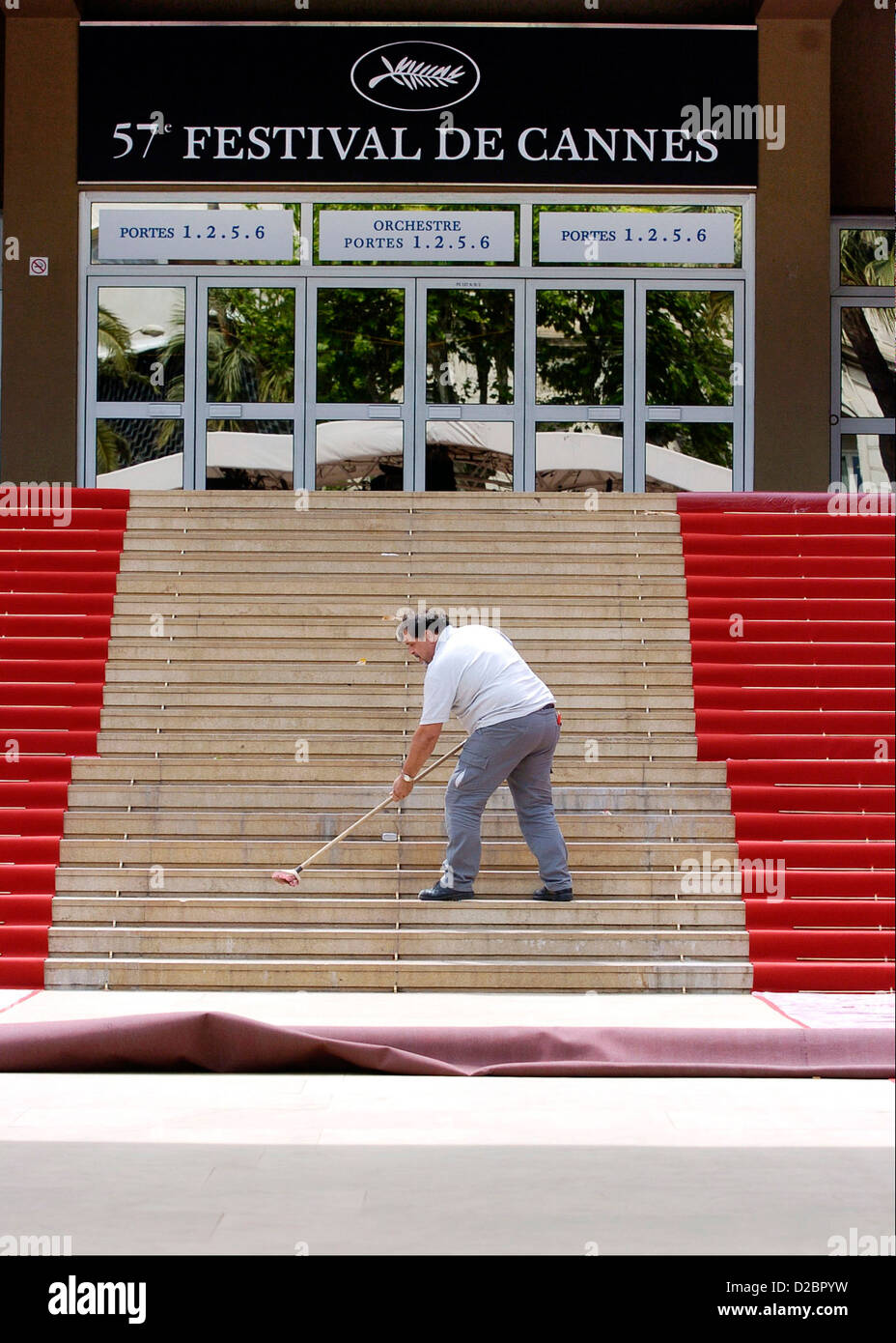 57. Festival De Cannes Filmfestival in Cannes. Abgebildete Arbeitnehmer immer die berühmten roten Teppich auf dem Palais De Festival bereit Stockfoto