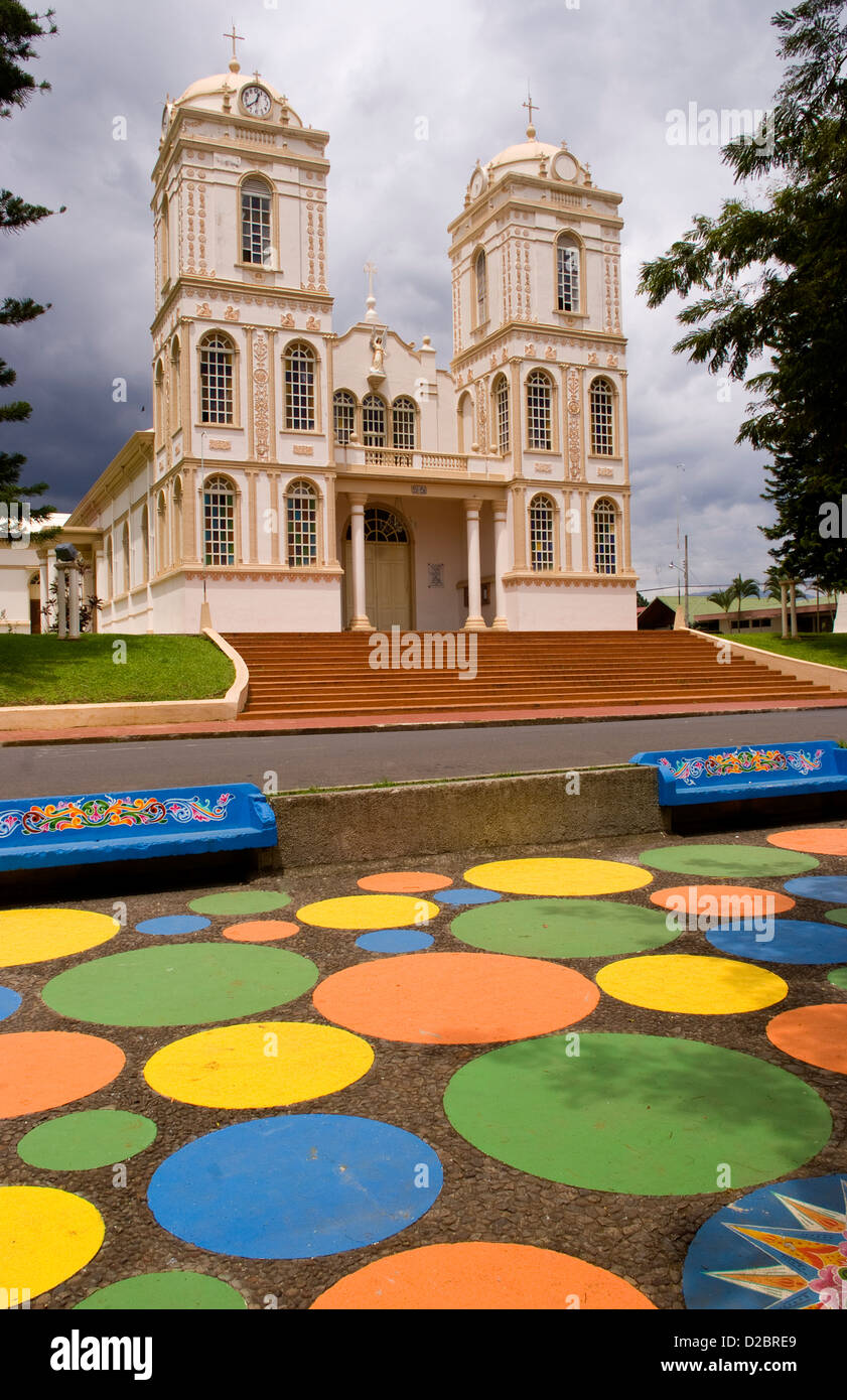 Alte Kathedrale Kirche und gemalten Punkte auf Bürgersteig In Sarchi Norte In Costa Rica. Stockfoto