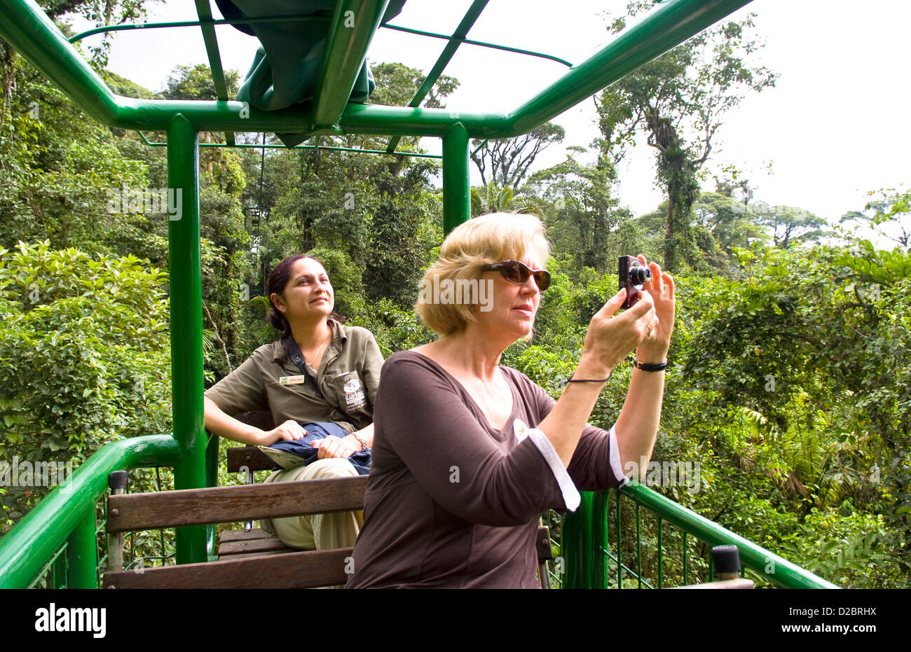 Straßenbahn Fahrt über Oberseite des Regenwaldes im Parque Nacional Braulio Carrillo In Costa Rica Stockfoto