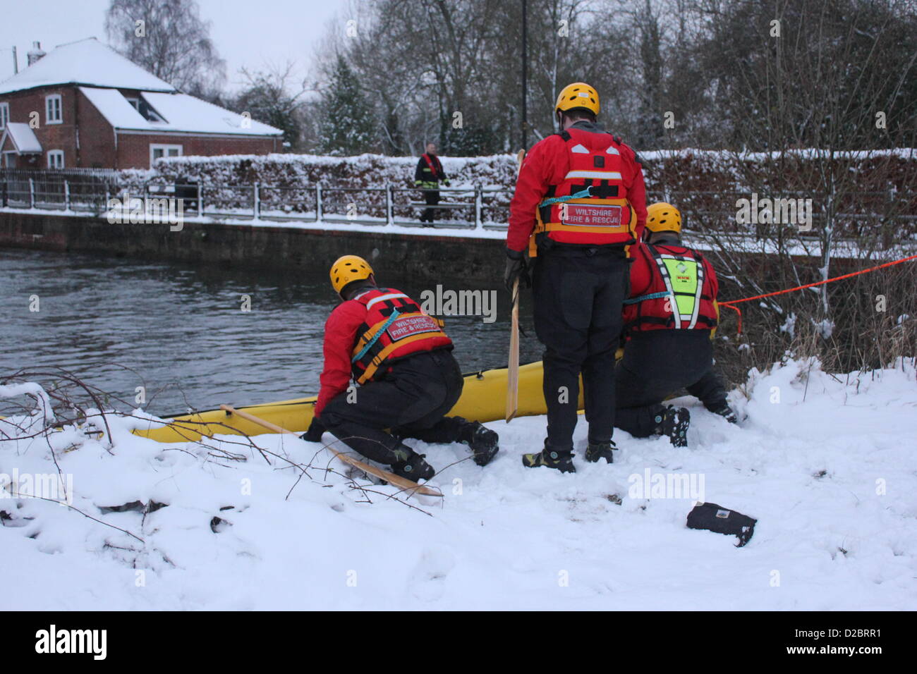 19. Januar 2013. Wiltshire Fire and Rescue Team erholen eine Kanu von Harnham Radial Tore durch das Old Mill Hotel am Fluß Nadder in der Nähe von Salisbury. Sie hatte bereits die Kanufahrer gerettet, die in einen Stopper an der Basis der Schleuse verfangen hatte. Stockfoto
