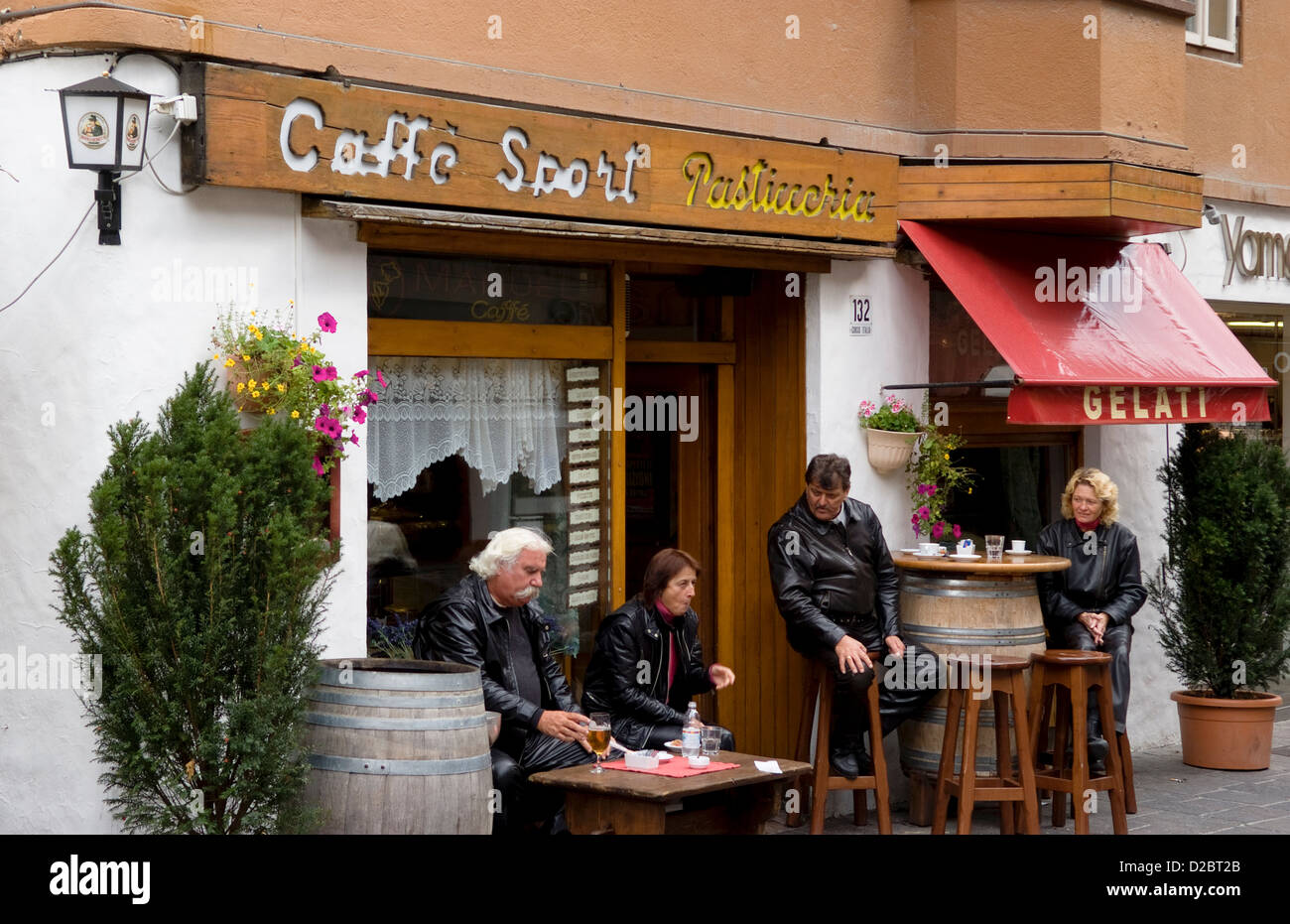 Caffe Sport von Cortina D' Aamezzo In Italienische Alpen Dolomiten Gebirge In der Stadtmitte. Italien Stockfoto