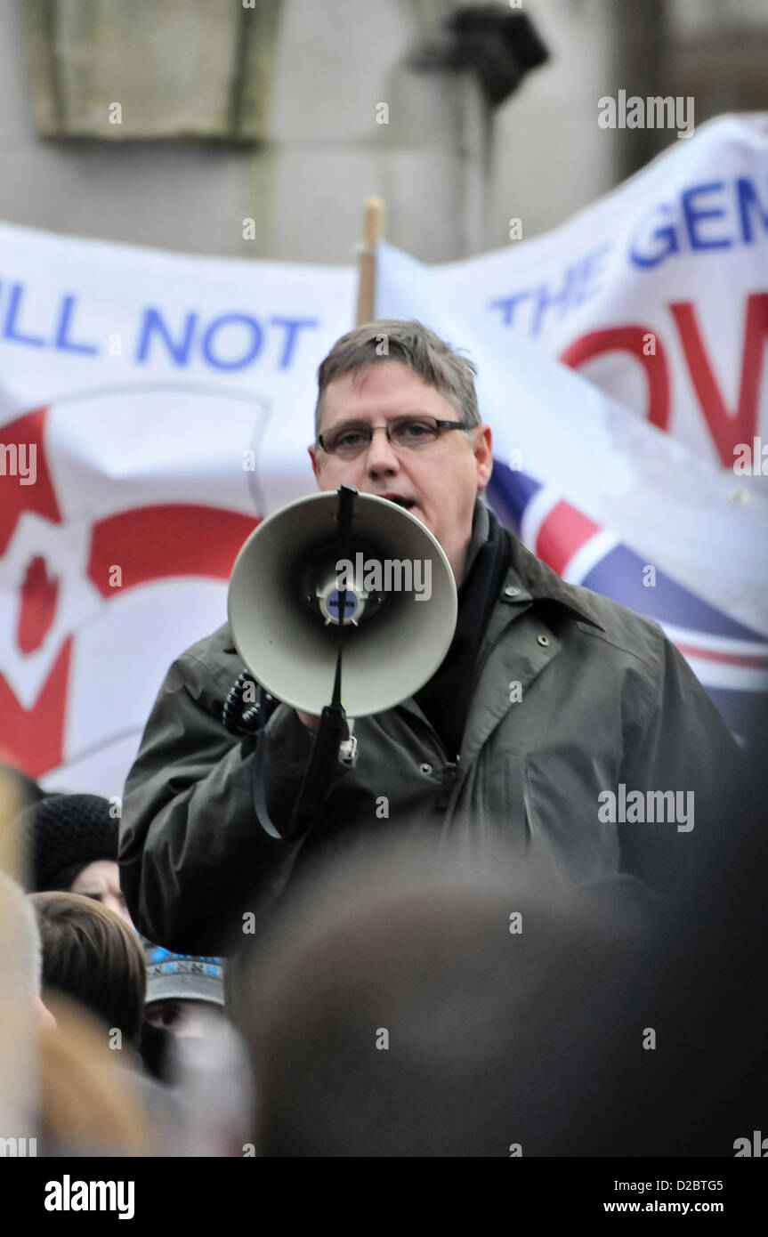 19. Januar 2013. Belfast, Nordirland - Jim Dowson, ehemalige Spendenaktion für die BNP befasst sich mit die Masse während der wöchentlichen Protest in der Belfast City Hall. Stockfoto