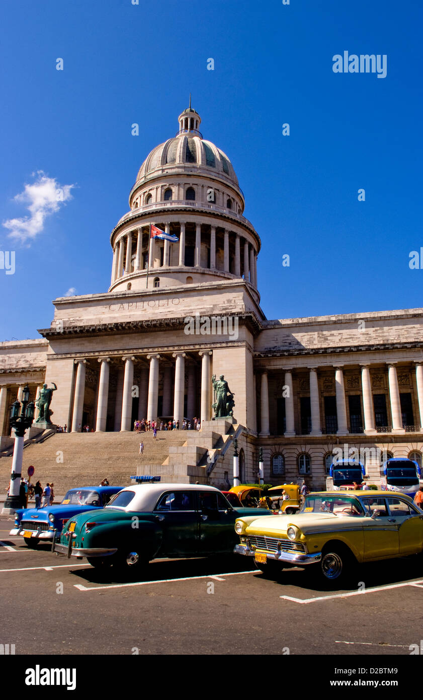 Amerikanische Oldtimer In Centro Habana Cuba, Capitol Stockfoto