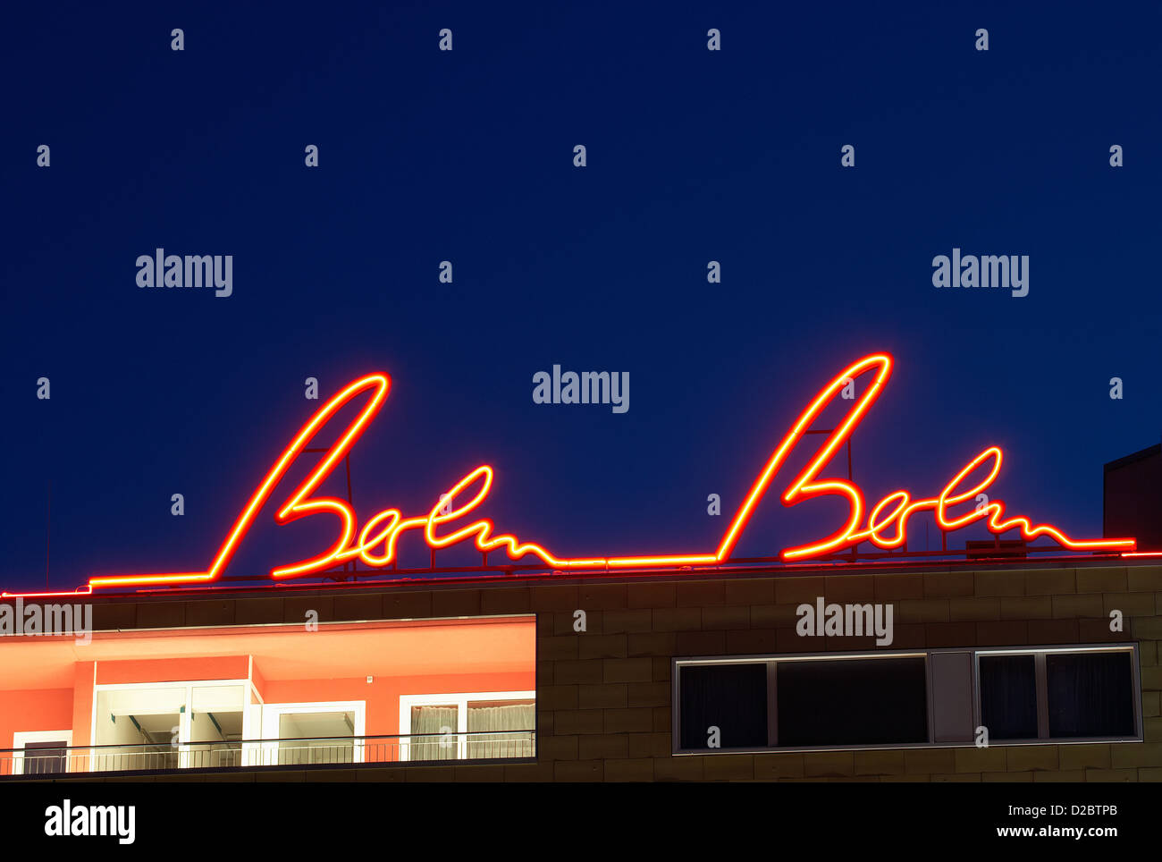 Neon Schriftzug Stockfotos Und Bilder Kaufen Alamy