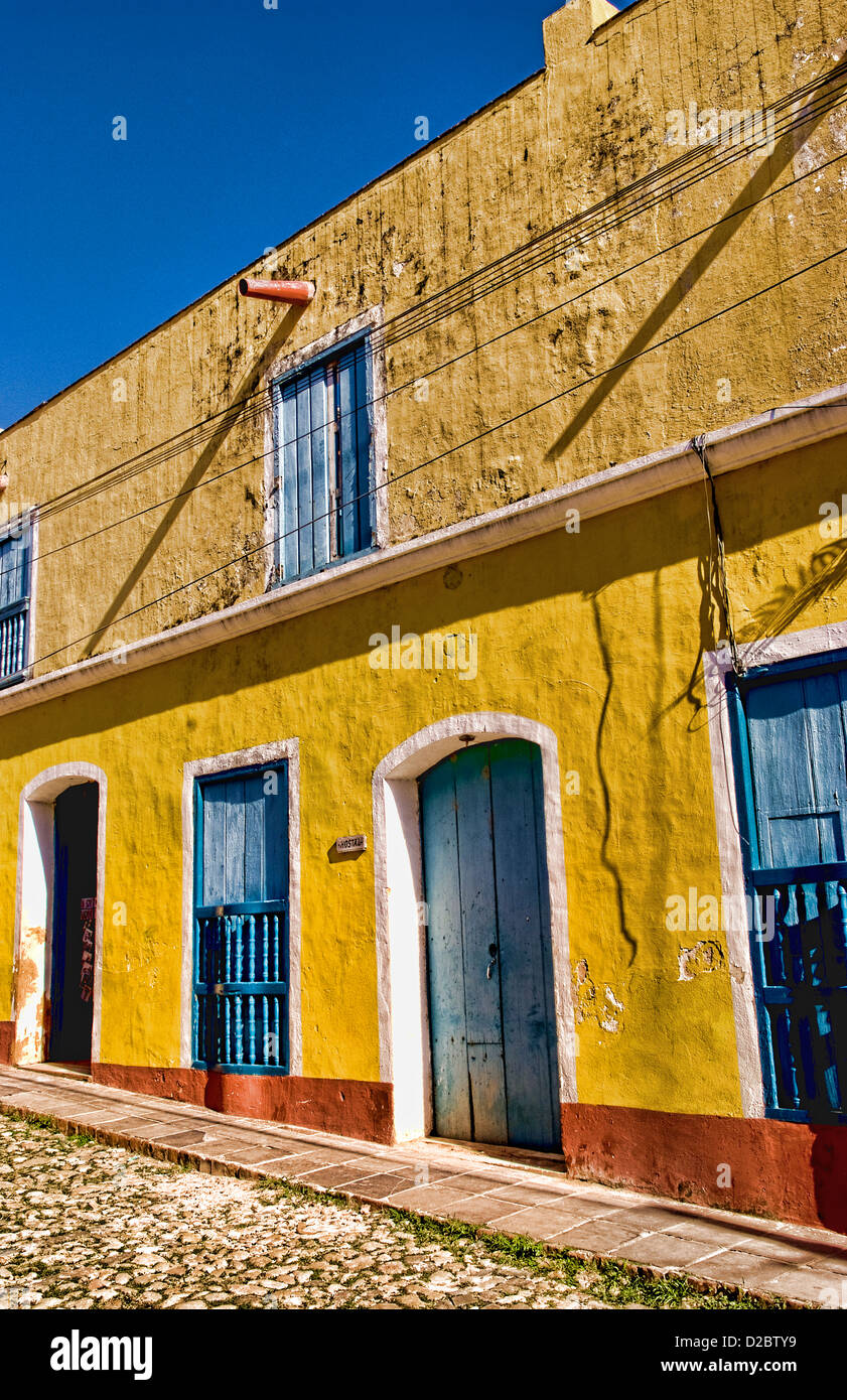 Alte gelbe Wand und Straße im alten kolonialen Straße von Trinidad, Kuba Stockfoto